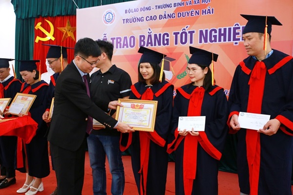 Lễ trao học bổng cho sinh viên